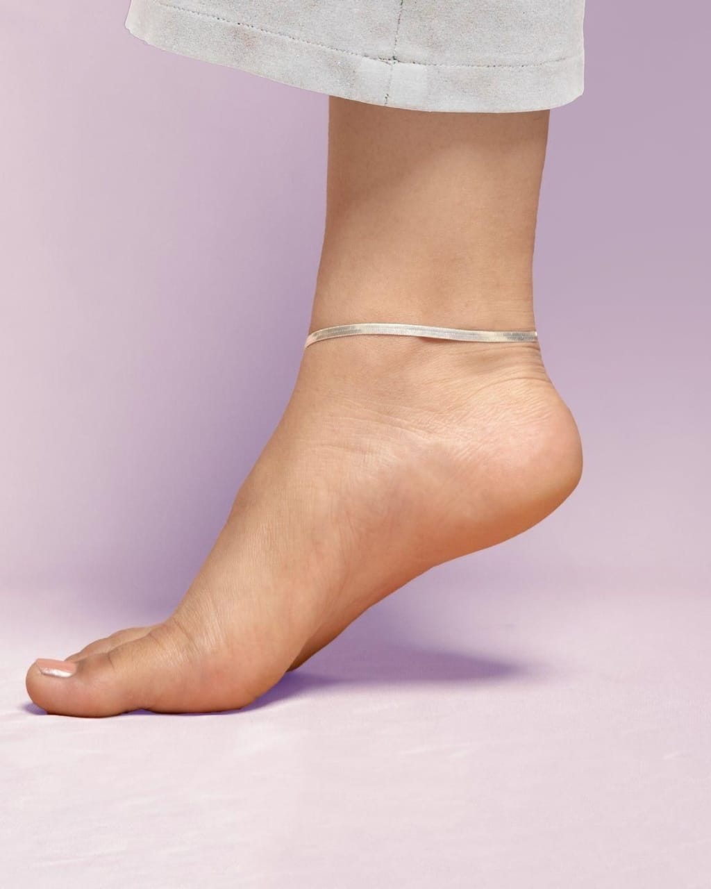 Grace in Every Step: The Essence of Minimalist Luxury Anklet Design