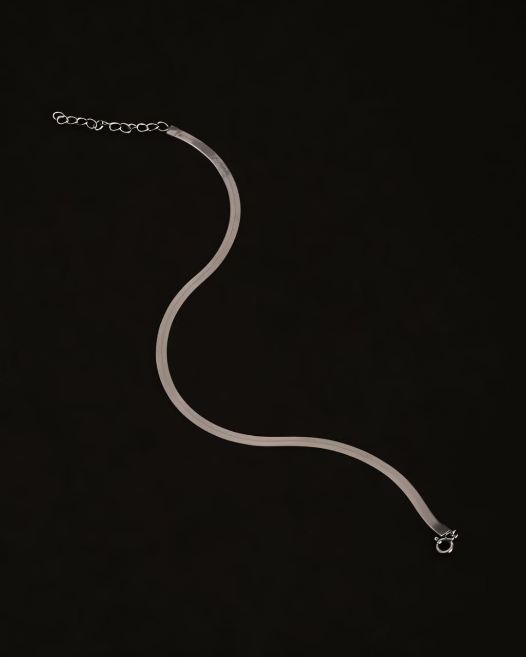 Grace in Every Step: The Essence of Minimalist Luxury Anklet Design